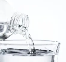 pahar cu apa vs. sucuri carbogazoase